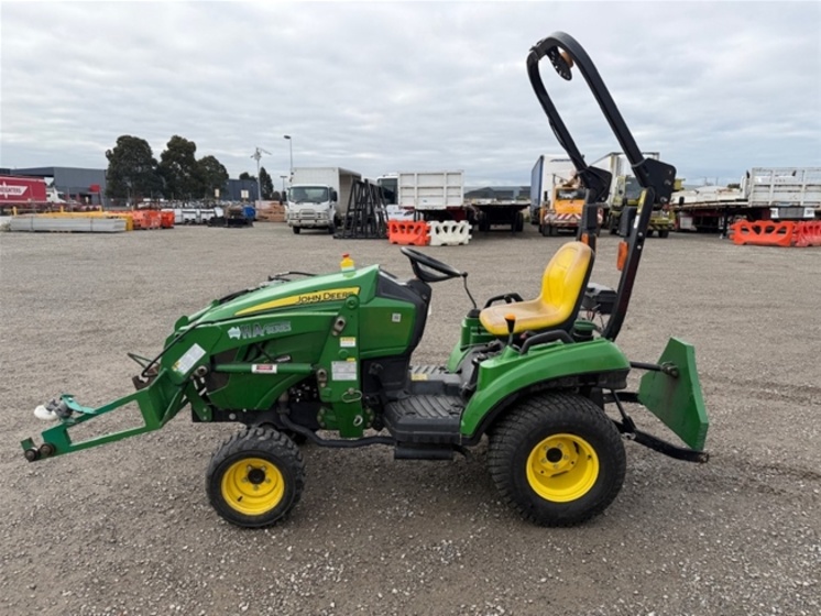  John Deere 1023E